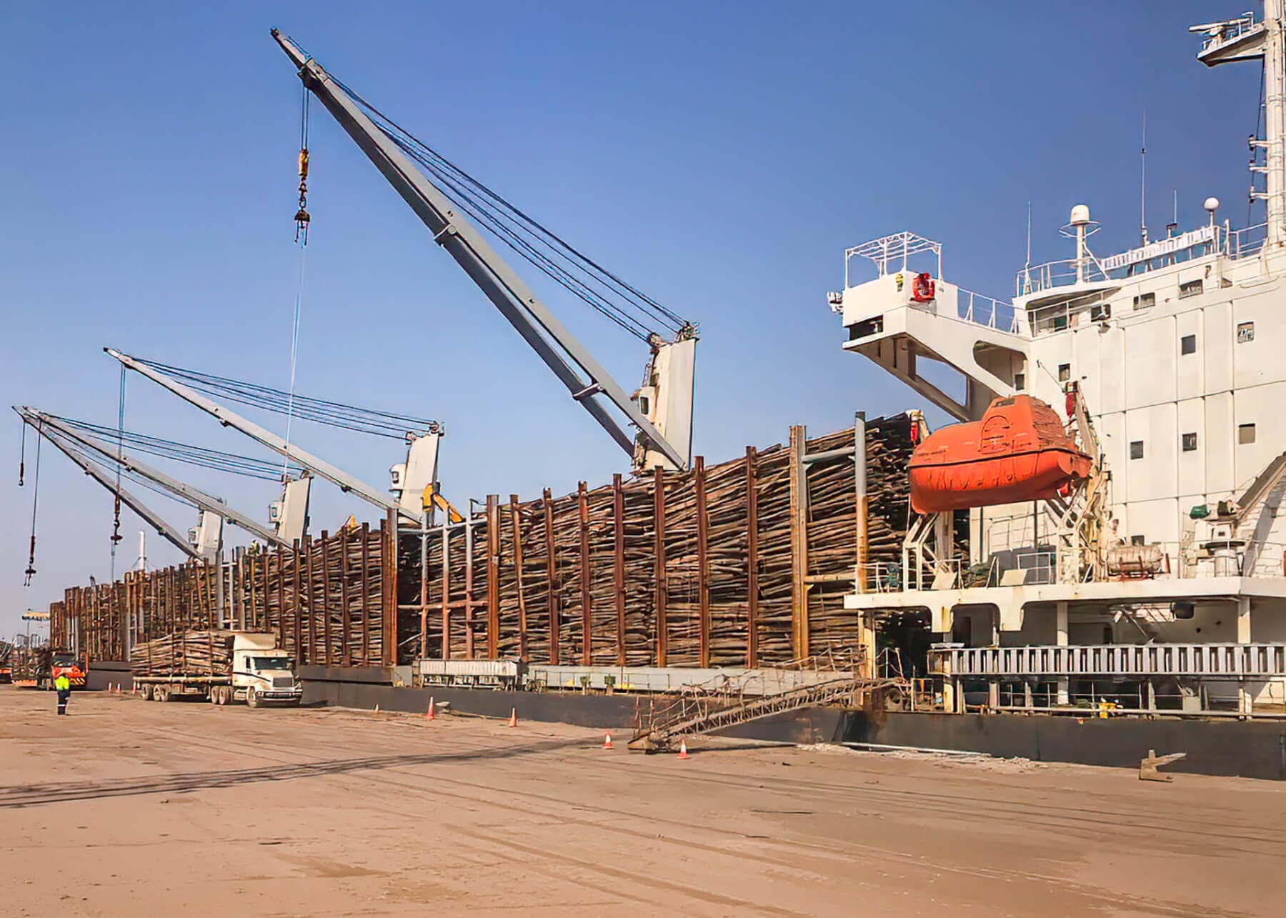 Moz Fibra Loading Logs at Beira Port Moz Fibra loading peeler logs for export at Beira Port